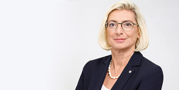 Prof. Elisabeth Stadler, Generaldirektorin (CEO), Vorstandsvorsitzende (Porträt, © Ian Ehm)